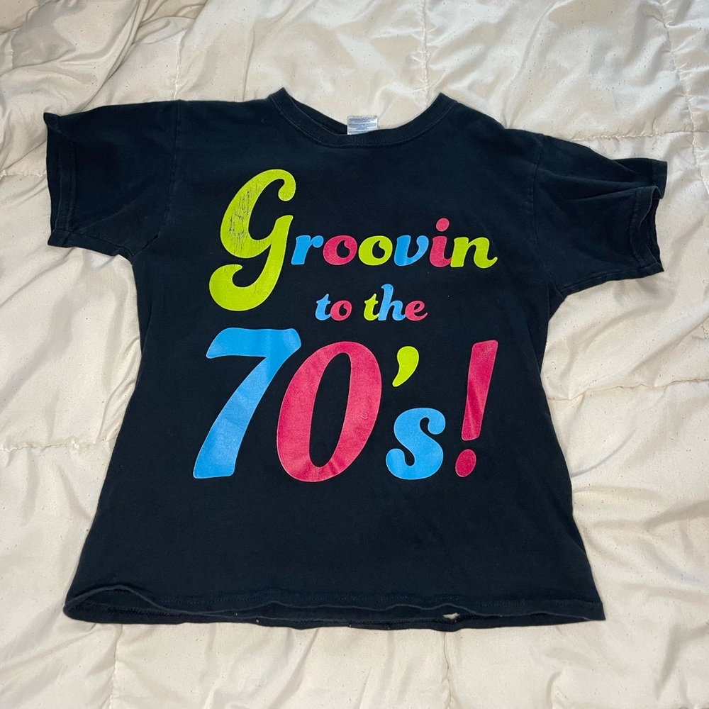 Fun 70’s t-shirt with lots of colors